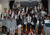 Μαθητές του Δημοτικού Σχολείου Λευκάρων κρατώντας τις χειροποίητες κούκλες τους